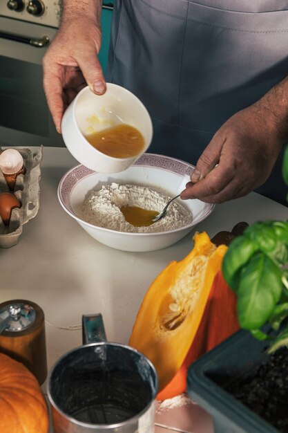 Kucharz przygotowujący danie